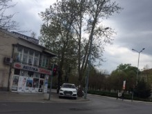 Шофьор на лъскав джип си хареса тротоар на оживен пловдивски булевард