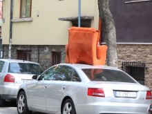 Чудесата в Пловдив нямат край! Раздрано кресло кацна върху лъскаво "Ауди"