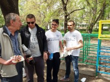 Младежи обновиха детска площадка в Пловдив