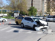 Шофьор на такси е откаран в болница след катастрофа в Пловдив