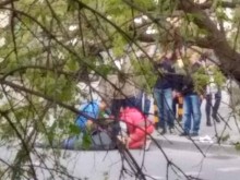 Моторист отнесе човек на пешеходна пътека в центъра
