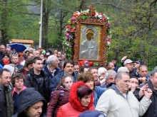 Стотици богомолци понесоха Богородица от Бачково, чакат чудеса