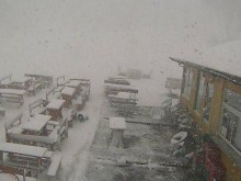 Сняг на парцали вали на хижа "Здравец" и "Копривките"