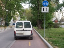 Автомобил върху велоалея в Пловдив