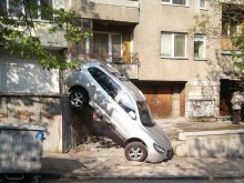 Брутално автомеле, джип застина отвесно