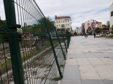 Оградата на разкопките до Пощата поддаде