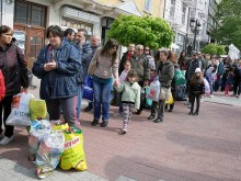 Стотици на опашка в Центъра на Пловдив, вижте необикновената причина