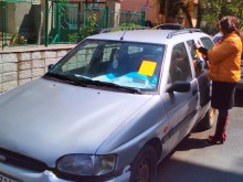 Залепиха предупредителни стикери върху автомобили в Пловдив