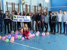 Ученици от Руската просълзиха класната си, обявиха я за най-красивата
