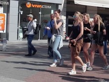 Пловдивчанки се пуснаха по летни дрешки, ближейки си сладоледа