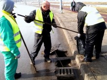 Пловдивски полицаи съветват служители на "Чистота" какво да правят на пътя
