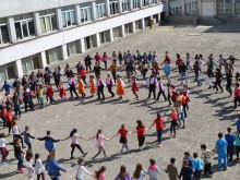 Пловдивски ученици се хванаха на най-голямото хоро