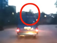 Нова мода в Пловдив: Пътник се вози на тавана, купето отесня