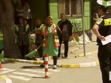 Полицаи обучиха пловдивски чистачки за безопасна работа на пътя