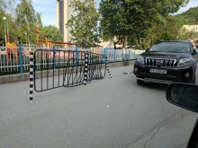 Пловдивски джигит помля пътните прегради пред детска градина и избяга