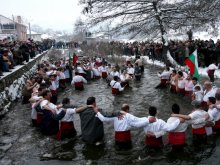 С мъжко хоро в ледените води на Тунджа почетоха Богоявление в Калофер