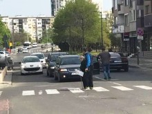 Така го правят в Бургас! Шофьор слезе на зебра и помогна на възрастна дама да пресече!
