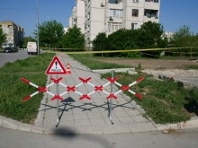 Един полицай пази еднометровия снаряд в "Тракия", майсторите още ги няма!