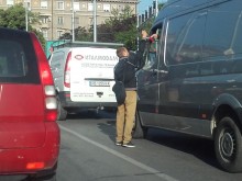 Двама досаждат на шофьорите на натоварено кръстовище в Пловдив!