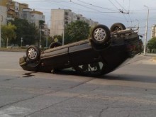 Шофьор е в болница, след като се преобърна с лекия си автомобил