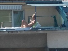 Гола млада дама на ръба на софийска тераса нажежи Фейсбук (18+)
