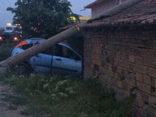 Турчин заби румънска кола в къща, бутна и стълб