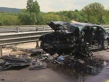 Тежък удар между пловдивска и друга българска кола в Сърбия! Има двама загинали