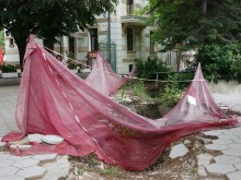 Приключва сагата с грозната яма в сърцето на Пловдив