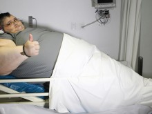 Изрязаха частично стомаха на най-дебелия мъж в света