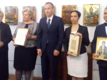 Наградиха директорката на пловдивско училище, спечелило куп награди