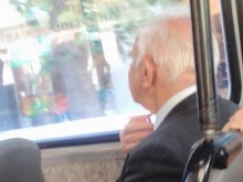 Костюмиран дядо шашна пътниците в тролей