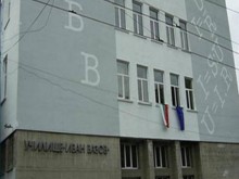 Първокласничка халоса съученичка с бутилка от шампанско в Бургас