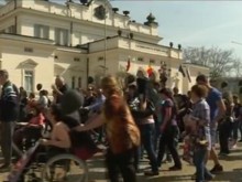 Родители на деца с увреждания излизат на протест