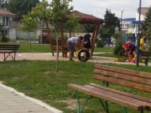 Деца започнаха да рушат най-новия парк в Пловдив, виковете на няколко жени ги спряха!