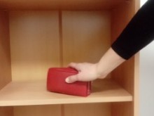 Ученици намериха портмоне с 3 000 лв. и го върнаха на млада жена