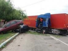 Зрелищна катастрофа с румънски камион! Удари се в стълб, къща и две коли