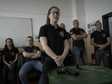 Училище за бодигардове: Те са само на 19, а вече знаят как да спасят човешки живот