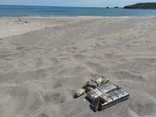 Морето изхвърли стекове с цигари на плаж "Корал"