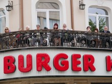 По време на празничното шествие: С бургер в ръка в "ложата" е най-добре