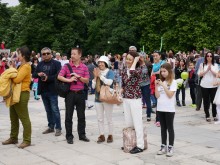 Японците не изневериха на себе си! Туристи попаднаха в сърцето на празника
