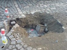 Зловеща дупка троши автомобили на ключово кръстовище в Пловдив