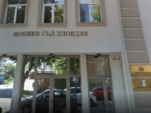 Военен обра колега, за да купи кукла на дъщеря си