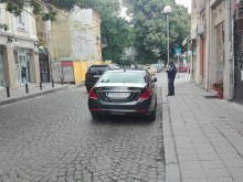 Акция в сърцето на Пловдив, не пощадиха и лъскав "Мерцедес"!