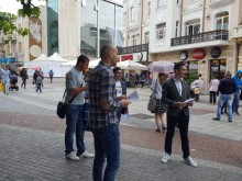 Младежи популяризираха кирилицата по Главната на Пловдив