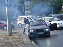 БМВ с абитуриенти пламна в движение в Пловдив, всеки се спасява както може!