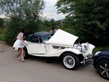Шармантна абитуриентка с къса рокля и дълги крака събра очите на минувачите