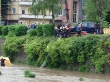 Такси падна в коритото на Янтра в центъра на Габрово след луда каскада!
