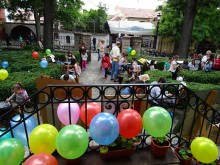 Деца рисуваха с къна, танцуваха и играха йога в двора на галерия "Златю Бояджиев"