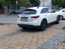 Улиците в Пловдив се свършиха за този шофьор, тръгна по тротоарите