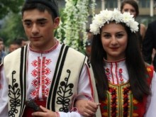 Едни горди и по-различни абитуриенти